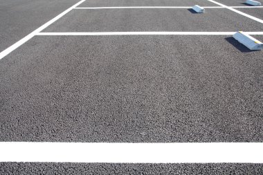 Kamu parkında park alanı.