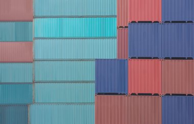 gestapelde cargo containers