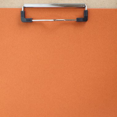 temiz kağıt üstünde okul sırası