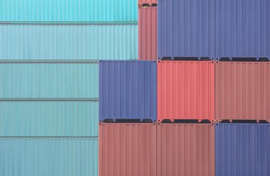 gestapelde cargo containers