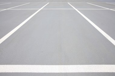 Kamu parkında park alanı.