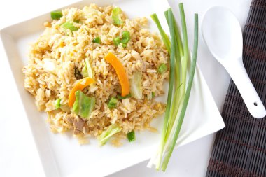 Kızarmış pirinç vejetaryen yemek