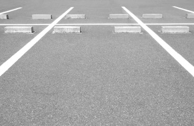 Kamu parkında park alanı.