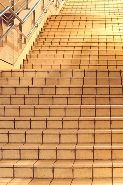 Geceleri beton merdivenler