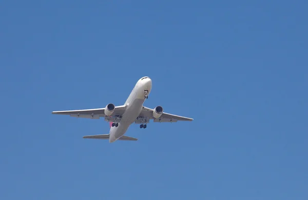 Avión de pasajeros en el cielo azul —  Fotos de Stock