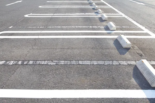 Faixa de estacionamento ao ar livre no parque público — Fotografia de Stock