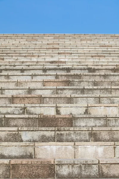 Vieux escalier gris béton — Photo