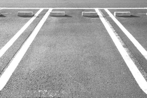 Carril de aparcamiento al aire libre en el parque público — Foto de Stock