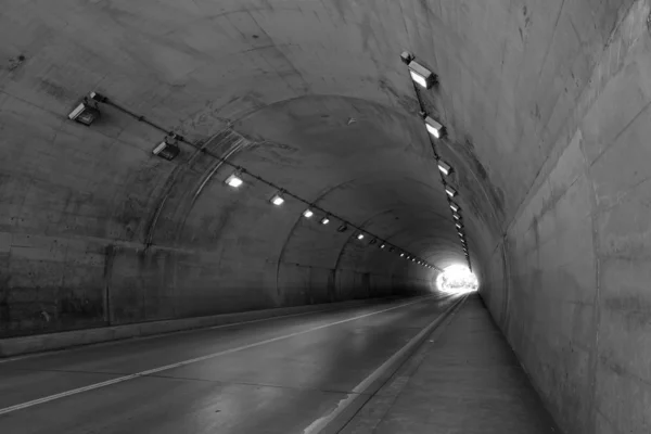 Túnel urbano na montanha — Fotografia de Stock