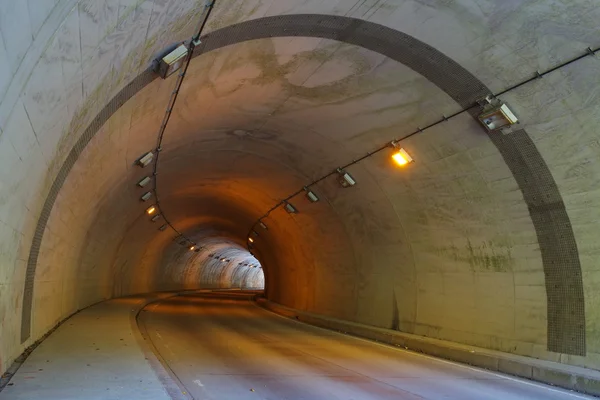 Urban tunnel ved bjerget - Stock-foto