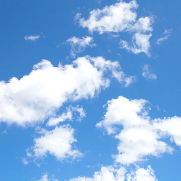 Nuvens no céu azul — Fotografia de Stock