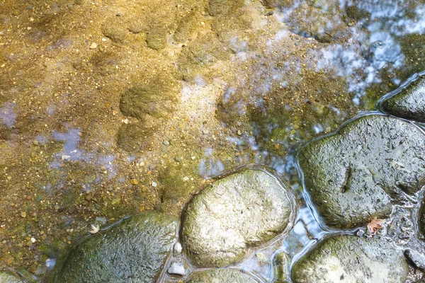 Камни в текстуре воды — стоковое фото