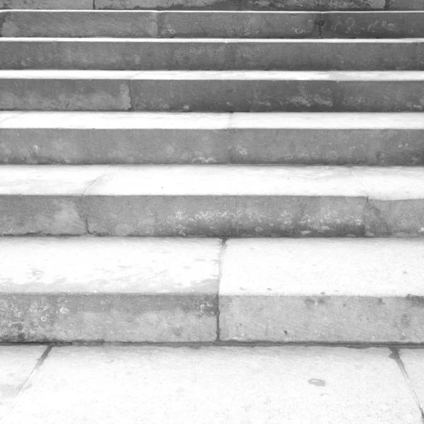 Antiguo gris escaleras de hormigón — Foto de Stock