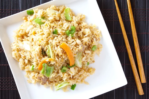 Смажена рисова вегетаріанська їжа — стокове фото