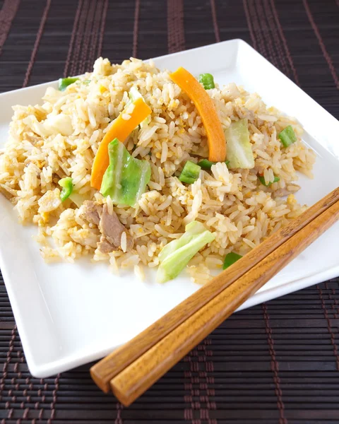Жареный рис вегетарианская еда — стоковое фото