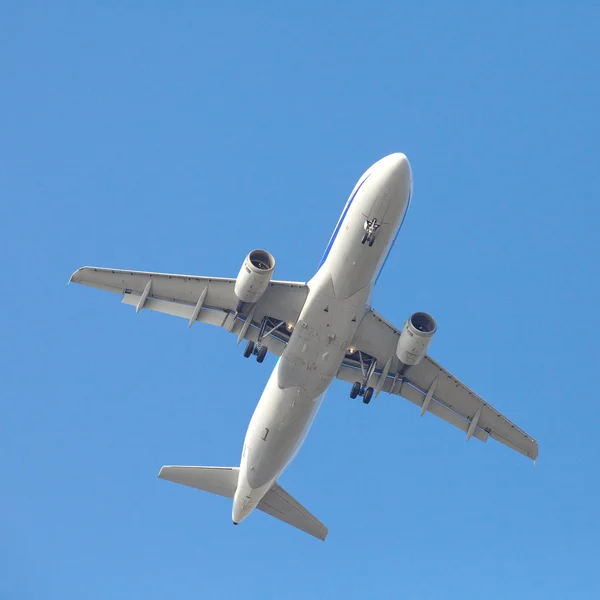 Aereo in decollo — Foto Stock