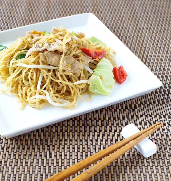 Китайская еда, жареная лапша — стоковое фото