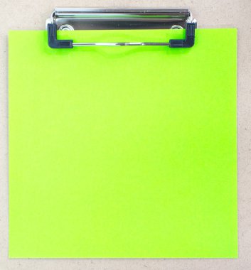clip boord en groen gekleurd papier