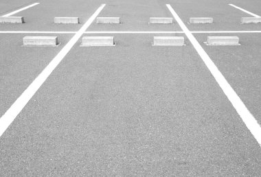 Kamu parkında park alanı.