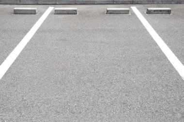 Kamu parkında park alanı.