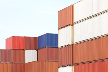 gestapelde cargo containers