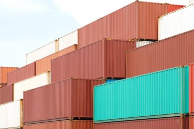 gestapelde cargo containers