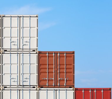 gestapelde cargo containers