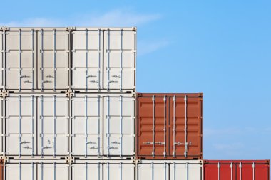 gestapelde cargo containers