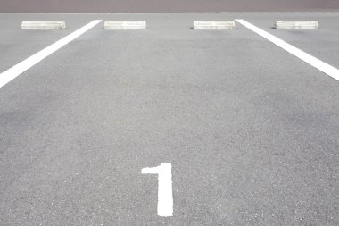 Kamu parkında park alanı.