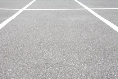 Kamu parkında park alanı.