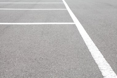 Kamu parkında park alanı.