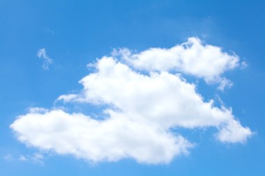 Mavi gökyüzündeki bulutlar
