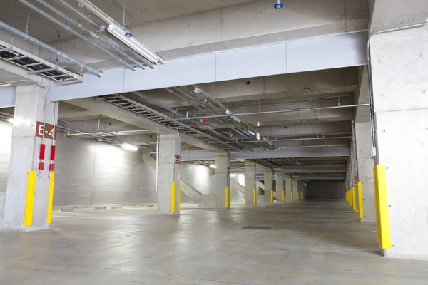 Parking garage ondergrondse interieur — Stockfoto