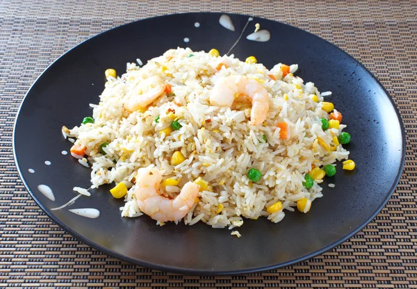 Жареный рис из креветок — стоковое фото