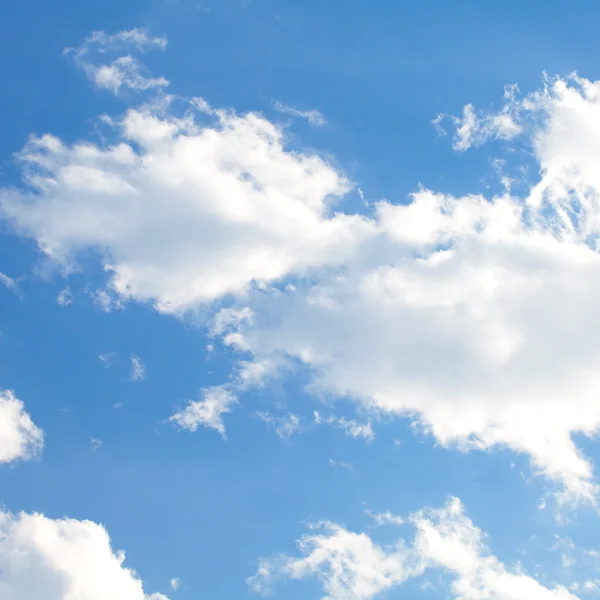 Nuvens no céu azul — Fotografia de Stock