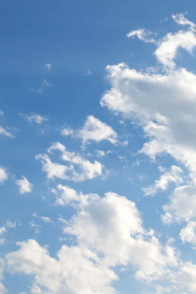 Nuvens no céu azul — Fotografia de Stock