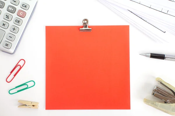 Rood gekleurd papier met nieten en briefpapier — Stockfoto