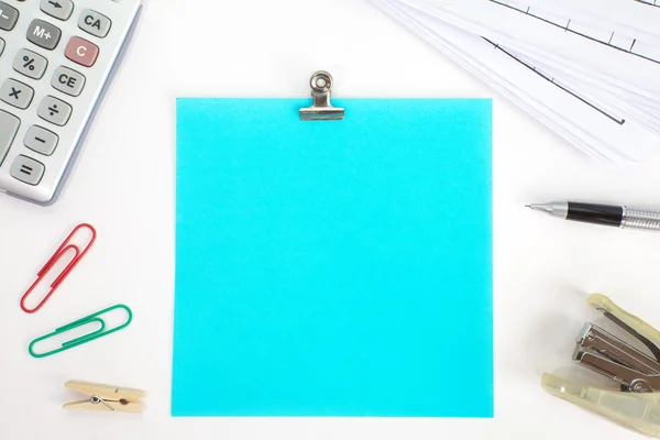 Blauw gekleurd papier met nieten en briefpapier — Stockfoto