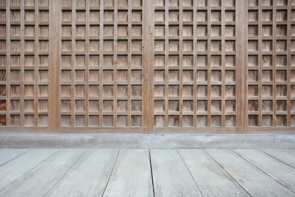 Mesa de madera vacía con estanterías — Foto de Stock