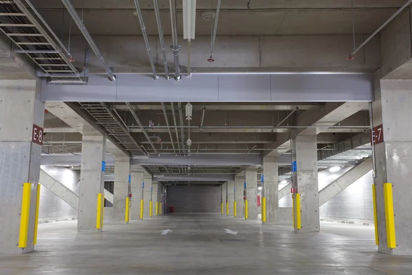 Parking garage ondergrondse interieur — Stockfoto
