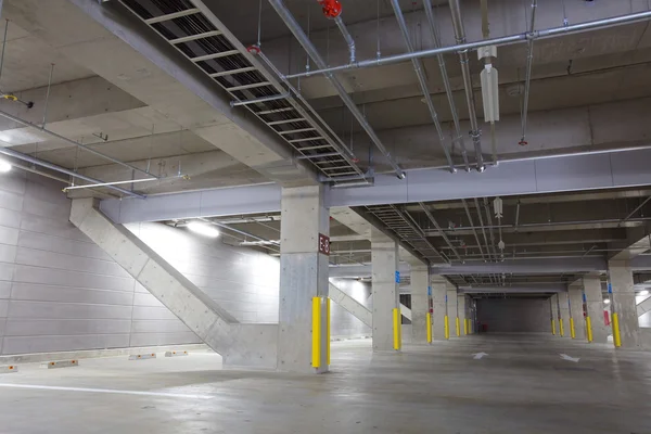 Estacionamento garagem interior subterrâneo — Fotografia de Stock