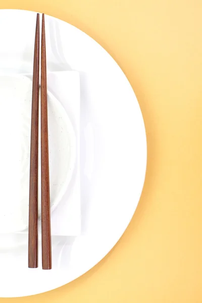 Палочки для еды и сервировка азиатского стола — стоковое фото