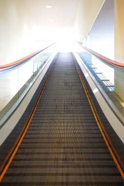 Azalan bir yürüyen merdiven arıyorsunuz, 