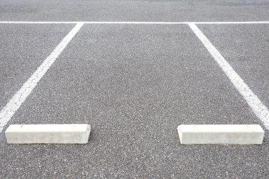 Kamu parkında park alanı.