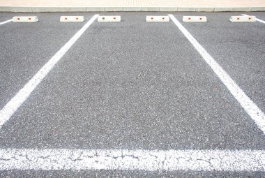 Kamu parkında park alanı.