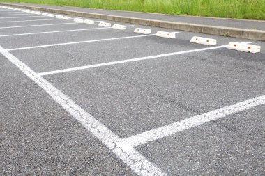 Kamu parkında park alanı.