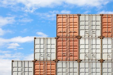 gestapelde cargo containers