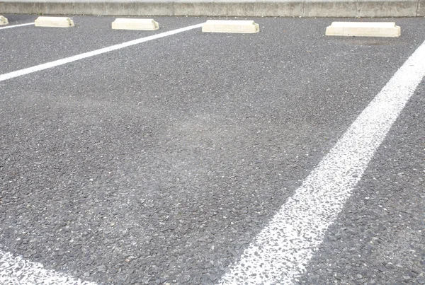 Kamu parkında park alanı.