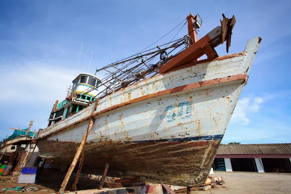 Barcos em estandes, pátio de reparação — Fotografia de Stock