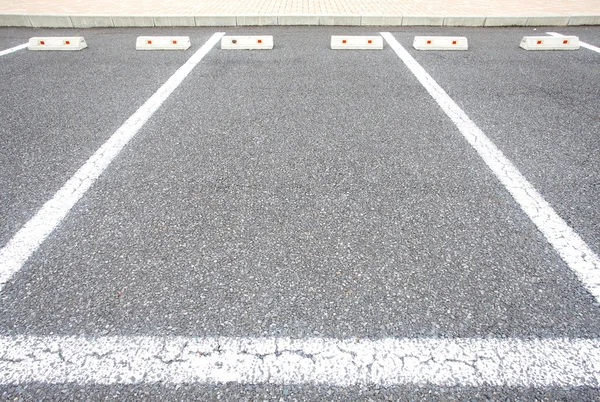 Faixa de estacionamento ao ar livre no parque público — Fotografia de Stock